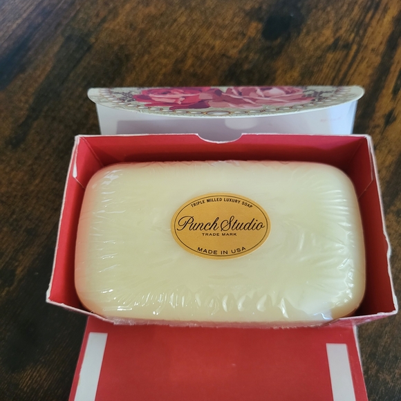 Punch Studio Red and Gold Eiffel Tower Bath Accessory - Picture 6 of 6